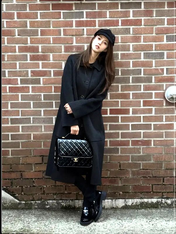 고아라, 블랙 롱코트와 모자 그리고 페이던트 백으로 완성된 룩!