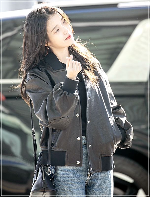 아이유 더로우 가방 조합 대학생 느낌 물씬 풍기네~