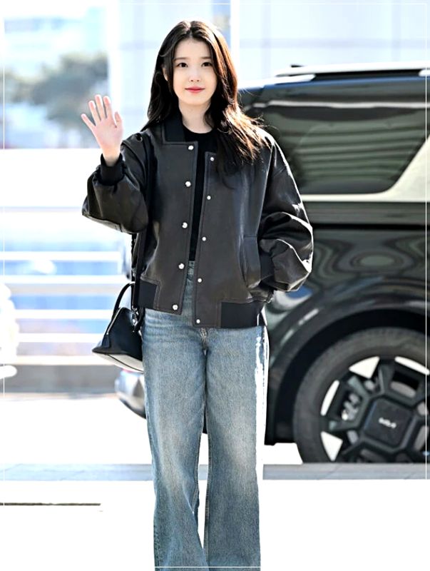 아이유 더로우 가방 조합 대학생 느낌 물씬 풍기네~