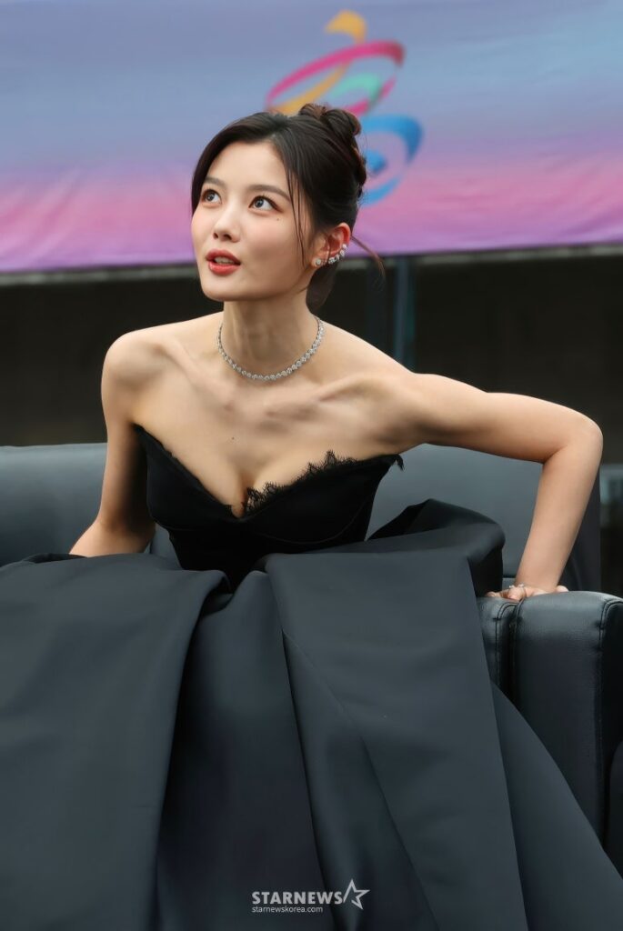 김유정 AAA 2025 드레스룩 레전드 찍었네~