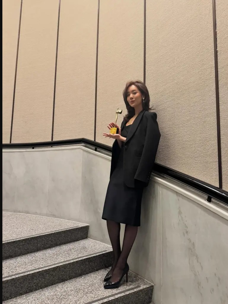 원경의 주역 '차주영' 글로우 메이크업과 올블랙 테일러링 룩