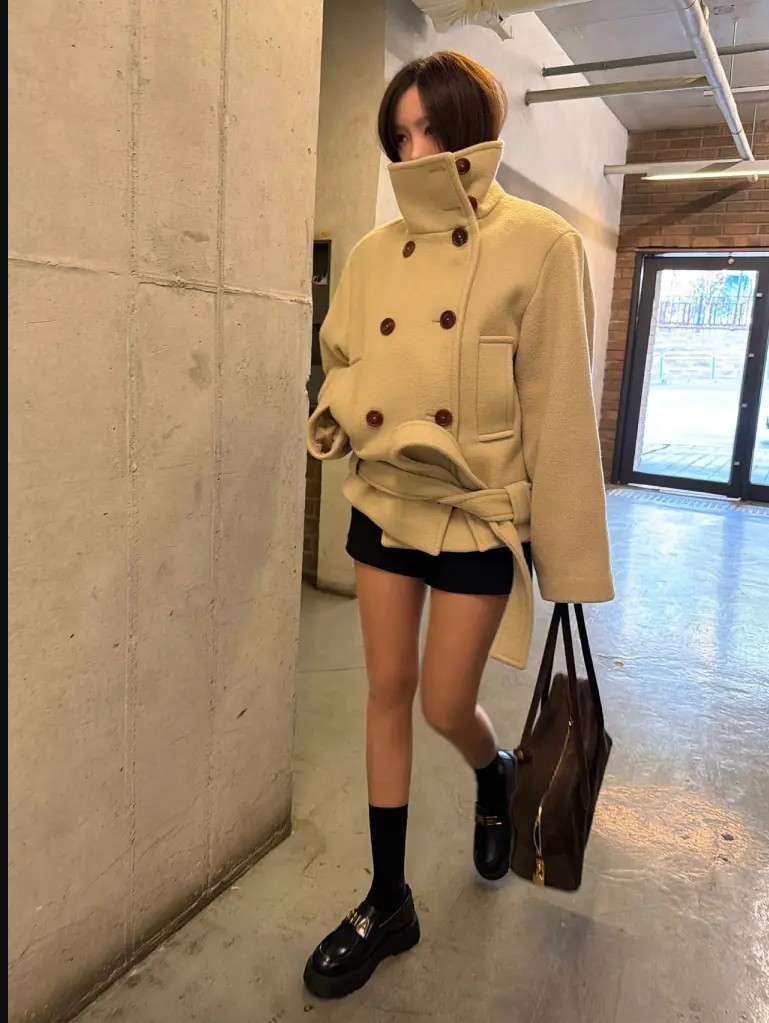 효민 ‘크림 톤 시크’ 코트 룩과 미니멀한 하의 패션