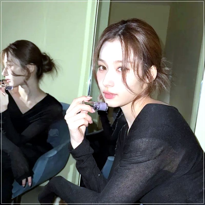 트와이스 사나 블랙 오프숄더 상의 섹시함과 우아한 매력!