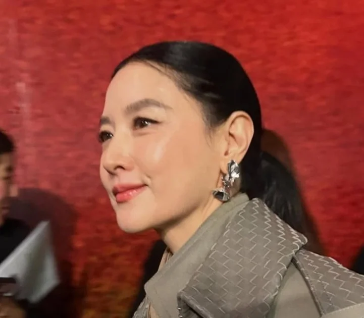 이영애, 50대 레드립 유혹: 보테가 베네타 화보 비하인드 속 독보적 아우라