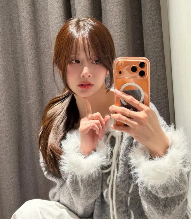 한보름 겨울 코디의 정석: 포근한 퍼 니트와 바스락 스커트의 고단수 믹스매치