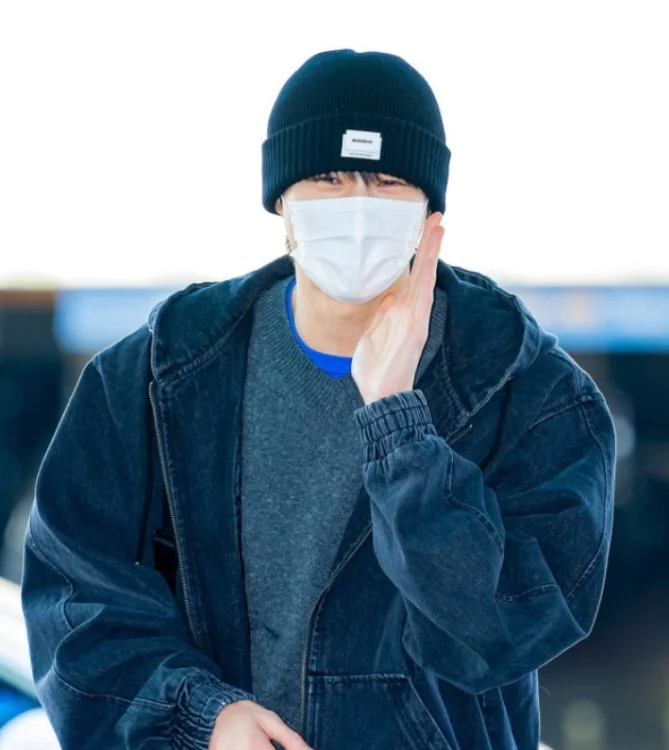 변우석 공항 패션 마스크 논란? 출국길 연신 고개 숙여…