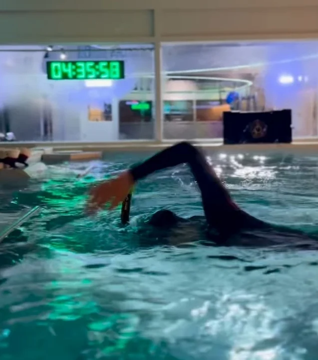 김혜수 수영 하는 모습