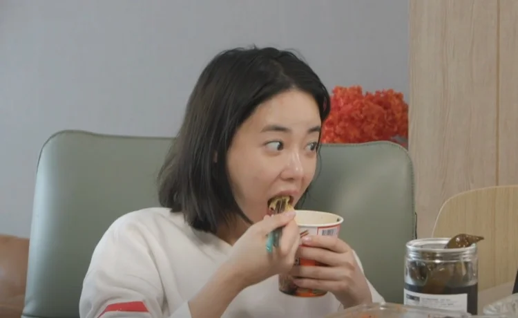 이주연 배우 털털한 쌩얼 라면 먹방