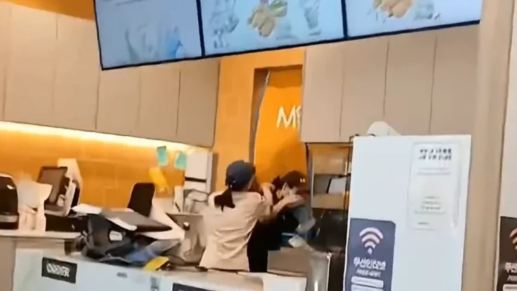 맘스터치 진상녀 콜라 리필 거절에 여직원 얼굴 때린 개념상실 폭…