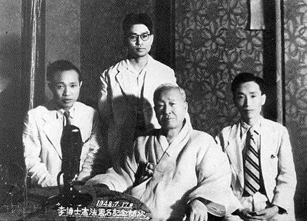 제헌헌법 공포를 마친 직후의 초대 국회의장 이승만