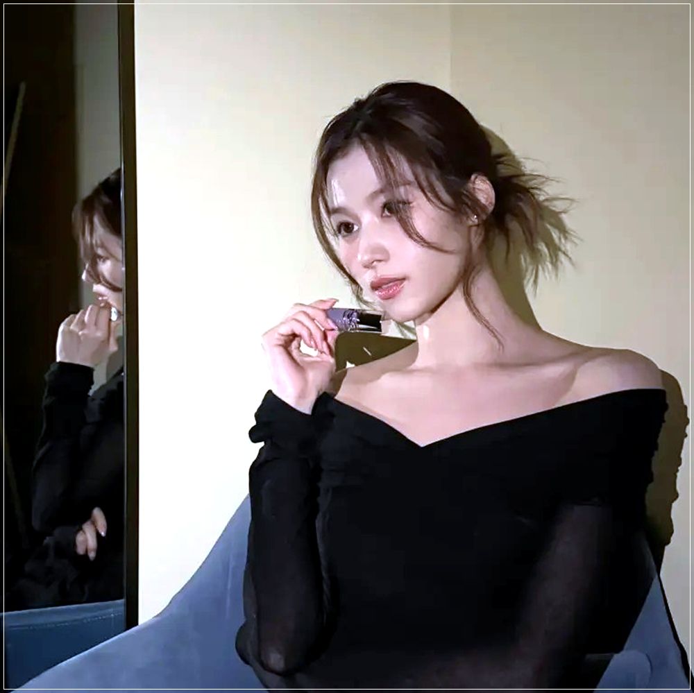 트와이스 사나 블랙 오프숄더 상의 섹시함과 우아한 매력!